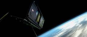 Pieni A1-satelliitti kiertämässä Maata, joka näkyy taustalla avaruuden pimeyttä vasten.