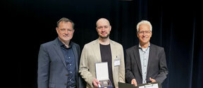 Vasemmalta: professori Stefan Weinzierl (Berliinin teknillinen yliopisto), professori Johannes M. Arend (Aalto-yliopisto) ja professori Christoph Pörschmann (Kölnin ammattikorkeakoulu) Lothar-Cremer-palkinnonjakotilaisuuden jälkeen DAGA 2026 -tapahtumassa Dresdenissä Saksassa. 
