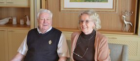 An Aalto University alumnus together with their spouse explaining why they support the activities of Aalto University Junior through a donation.