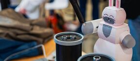 Robotkanin som spelar trummor