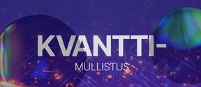 Teksti ”KVANTTI-MULLISTUS” violetilla piirilevytaustalla ja kahdella hohtavalla pallolla
