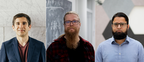 Kolme miestä älykkään rennossa pukeutumisessa poseeraa eri sisätaustoja vasten