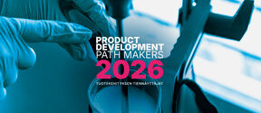 Product Development Path Makers -logo taustavalokuvan päällä. Valokuvassa muovihansikkaisiin puetut kädet kaatavat jauhetta laboratorioastiaan, jossa on nestettä-