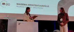 Palkintoseremonia lavalla, Tuulia Nikula saa vuoden nuori maisema-arkkitehti 2026 -palkinnon.