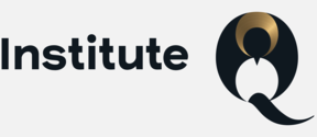 InstituteQ-logo mustalla tekstillä ja tyylitellyllä mustalla ja kultaisella Q-kirjaimella