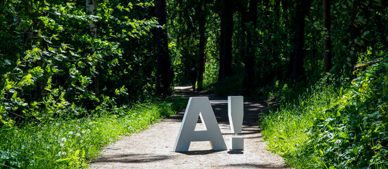 Aalto-logo kesäisessä ympäristössä.