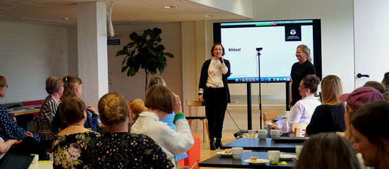 Tuulikki Laes is thanking the main speaker of the event, Sonja Kosunen.