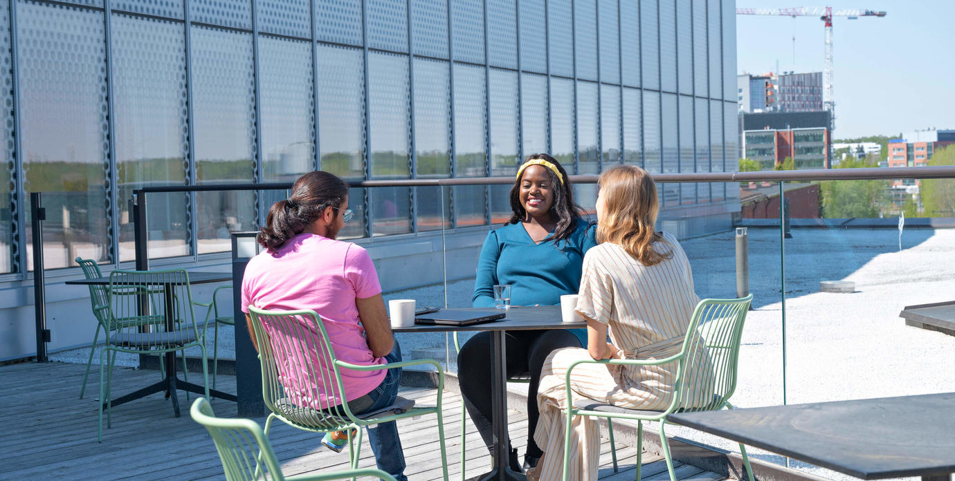 Opiskelijoita Kauppakorkeakoulun parvekkeella