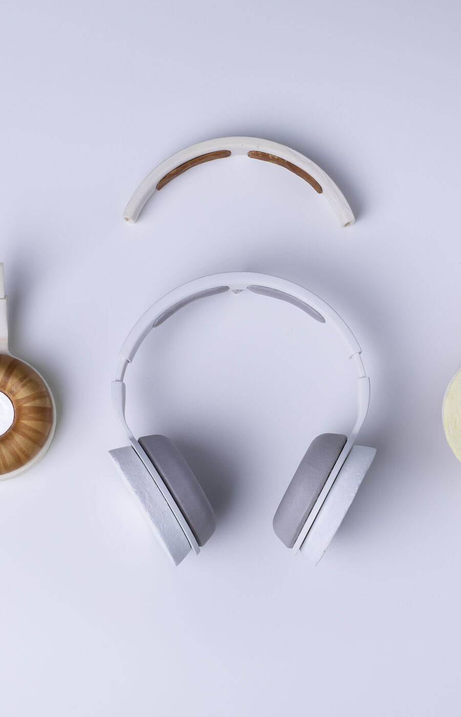 Korvaa-projektissa valmistetuissa kuulokkeissa on käytetty biosynteettisiä materiaaleja.