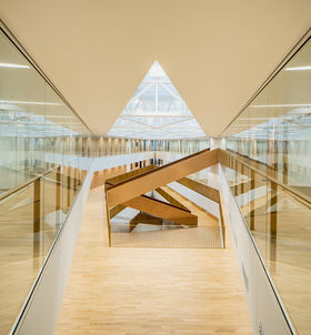 Aalto-yliopisto Kauppakorkeakoulu neljäs kerros klusteriaula Kuva: Mika Huisman / Aalto-yliopisto