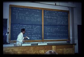 Opetustilanne liitutaululla