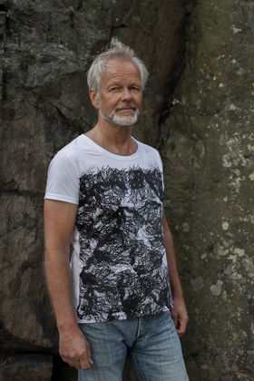 Laura Isoniemi: Kuviollinen mieli-t-paitakokokoelma miehille. Käsin painetut, kokeelliset paidat 2018. Kuva: Eeva Suorlahti 2018.