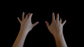 Musta tausta. Kuva käsistä, jotka näyttävät soittavan pianoa. Tausta on kuitenkin tyhjä.