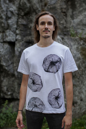 Laura Isoniemi: Kuviollinen mieli-t-paitakokokoelma miehille. Käsin painetut, kokeelliset paidat 2018. Kuva: Eeva Suorlahti 2018.