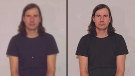 Kaksi vierekkäistä kuvaa samasta tilanteesta. Ensimmäinen kuva on epätarkka. Kuvissa henkilö mustassa t-paidassaan vaaleaa taustaa vasten. Ilme on vakava, rento.