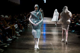 Amina Saadan mallisto Näytös19. Kuva: Mikko Raskinen