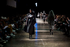 Amina Saadan mallisto Näytös19. Kuva: Mikko Raskinen