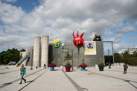 Image of the Vuotalo building with three inflatable sculptures based on its roof