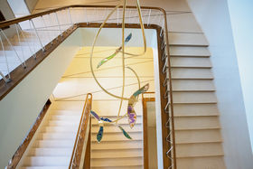 Kannoston Kiertää-teos Aalto-yliopisto Töölön portaikossa.