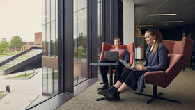 Kaksi opiskelijaa istuu läppäreidensä kanssa Kauppakorkeakoululla. Kuva: Aalto-yliopisto / Unto Rautio