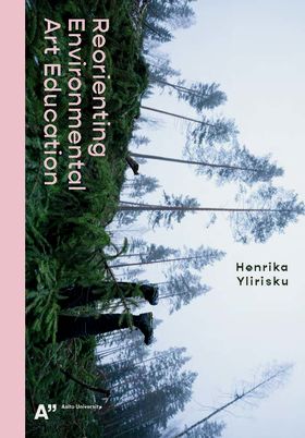 Reorienting Environmental Art Education kansi. Jalat osoittavat ulos leikattujen kuusenoksien seasta.