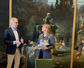 Reetta Karinen saa kukat esihenkilöltään Ari Jokilaaksolta.