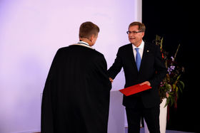 Rehtori onnittelee uutta Aalto-professoria.