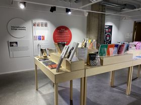 500 kirjaa visuaalisessa maailmassa -näyttely.