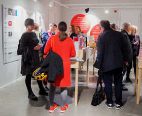 Yleisöä 500 kirjaa visuaalisessa maailmassa -näyttelyssä.