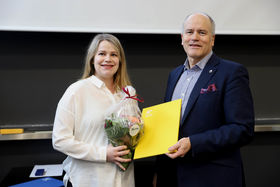 Väitöskirjapalkinnon saaja Kaisa Jaalama ja Gary Marquis