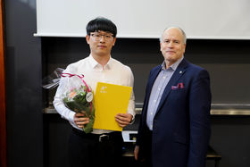 Väitöskirjapalkinnon saaja Xiaolei Yuan ja Gary Marquis