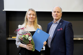 Julkaisupalkinnon saaja Vilma Sandström ja Gary Marquis