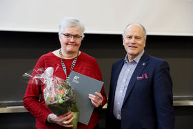 Palvelupalkinnon saaja Åsa Enberg ja Gary Marquis