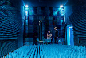  Tutkimustyössä hyödynnetään Aalto-yliopiston radiokaiutonta huonetta Otaniemessä. Kuva: Aalto-yliopisto / Unto Rautio Tutkimustyössä hyödynnetään Aalto-yliopiston radiokaiutonta huonetta Otaniemessä. Kuva: Aalto-yliopisto / Mikko Raskinen