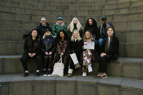 Elokuvan tuotantoryhmää kuvattuna Otaniemessä. Kuvaaja Iiris Sjöblad ylärivin keskellä, ohjaaja Emilia Hernesniemi alarivissä toinen vasemmalta. Kuva: Hayley Lê 