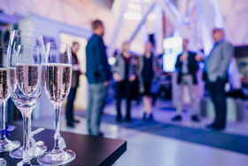 Kuohuviinilaseja observatorion pääsalissa.