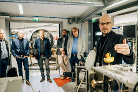 Joni Tammi esittelemässä vieraille mittauslaitteistoa.