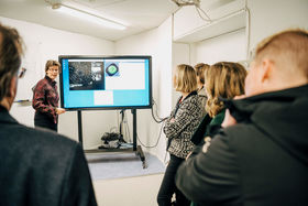 Tutkija kertomassa yleisölle aurinkomittauksista.