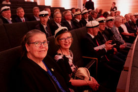 Iloisia riemualumneja Aalto-yliopiston lukuvuoden avajaisissa