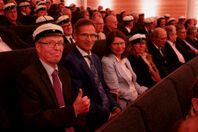 Iloisia riemualumneja Aalto-yliopiston lukuvuoden avajaisissa