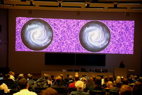 Kuvassa Joni Tammi yleisön edessä