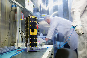 Aalto-1-satelliitti puhdastilassa