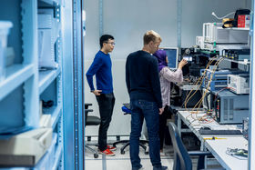 Opiskelijat elektromagneettisesti suojatussa huoneessa