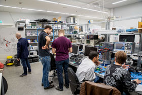 Opiskelijat työskentelemässä satelliittilaboratoriossa.