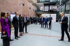 Valtiovierailun osallistujat Micronovassa.