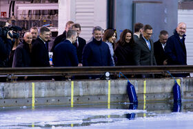 Valtiovieraat Ice and Wave Tank -tutkimusaltaalla.