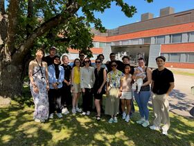 15 happy people standing in line 