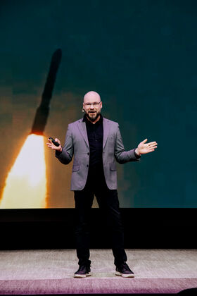 Jaan Praks puheenvuoro, valokuva Ahti Brummer.