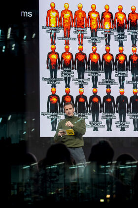 Puheenvuoro Pärttyli Rinne, valokuvaaja Ahti Brummer