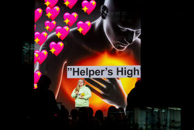 Karoliina Kauhanen puheenvuoro, valokuvaaja Ahti Brummer.